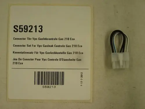Stecker mit mehreren Anschlussdrähten, verpackt auf einer weißen Karte mit Produktinformationen, darunter Remeha. Artikelnummer und verschiedene Sprachbezeichnungen sind aufgedruckt.